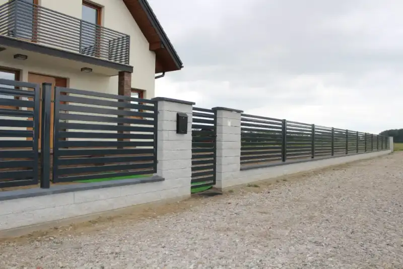 Ogrodzenie z białych bloczków łupanych przy drodze