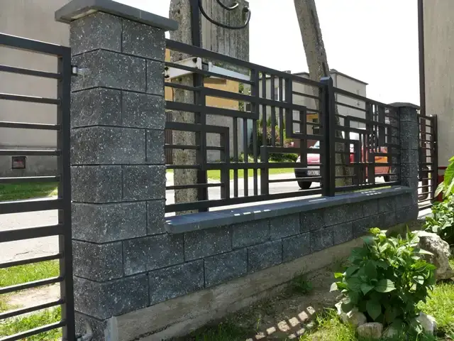 Ogrodzenie z grafitowych bloczków łupanych