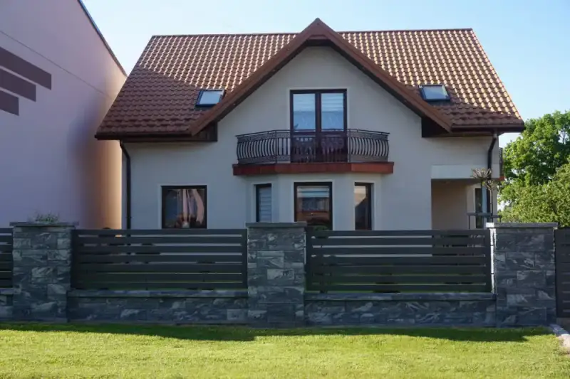 Dom z ogrodzeniem z bloczków łupanych marago
