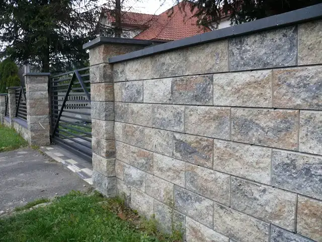 Ogrodzenie z bloczków łupanych mocca i przęseł stalowych