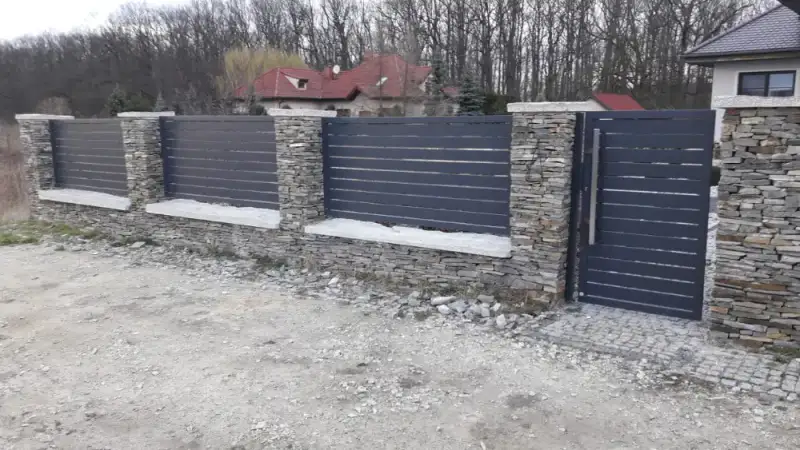 Słupki z bloczków łupanych, palisada i furtka – kompletny front posesji