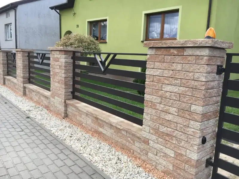 Słupki z bloczków łupanych toffi z przęsłami stalowymi