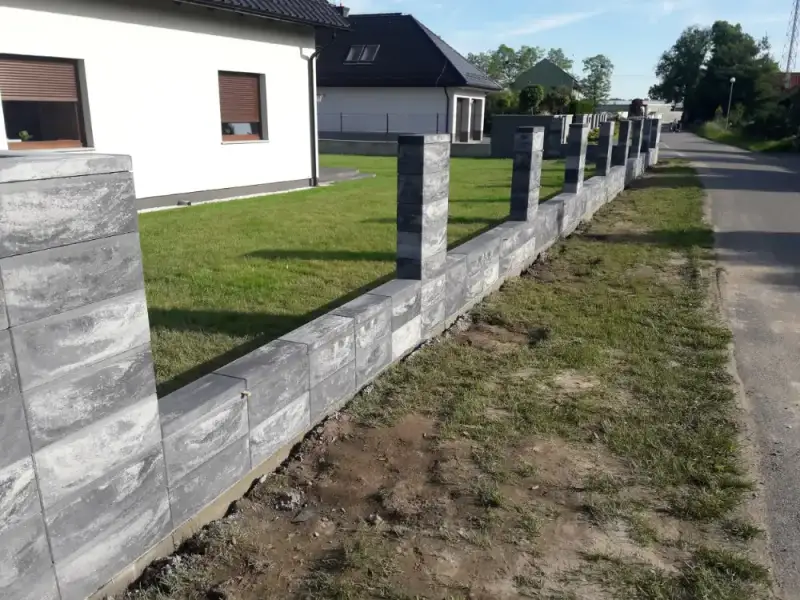 Ogrodzenie z bloczków Royal marago wzdłuż działki