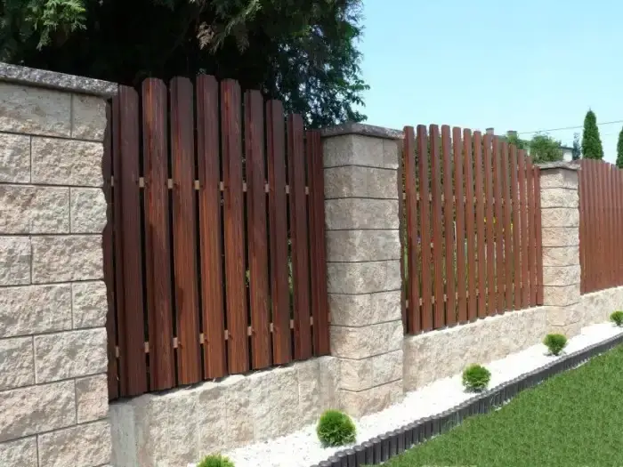 Słupki z bloczków toffi i drewnopodobna palisada