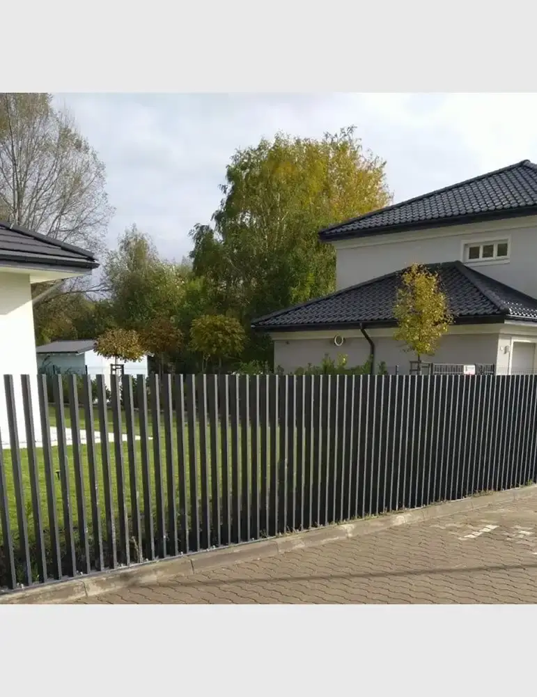 Brama teleskopowa w trakcie otwierania