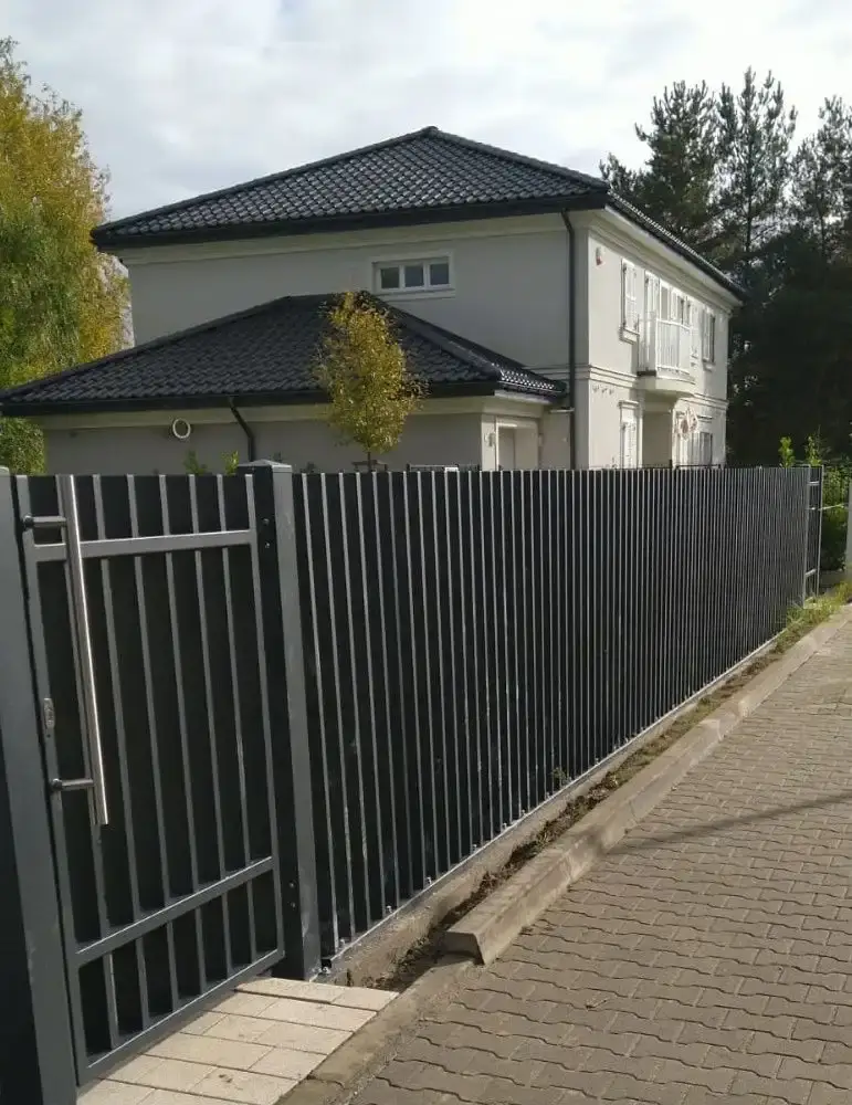 Brama teleskopowa z pionowych profili