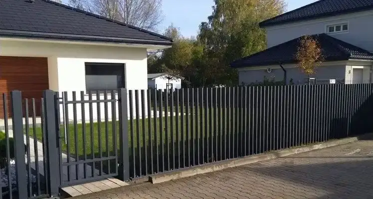 Brama teleskopowa dwusegmentowa na posesji