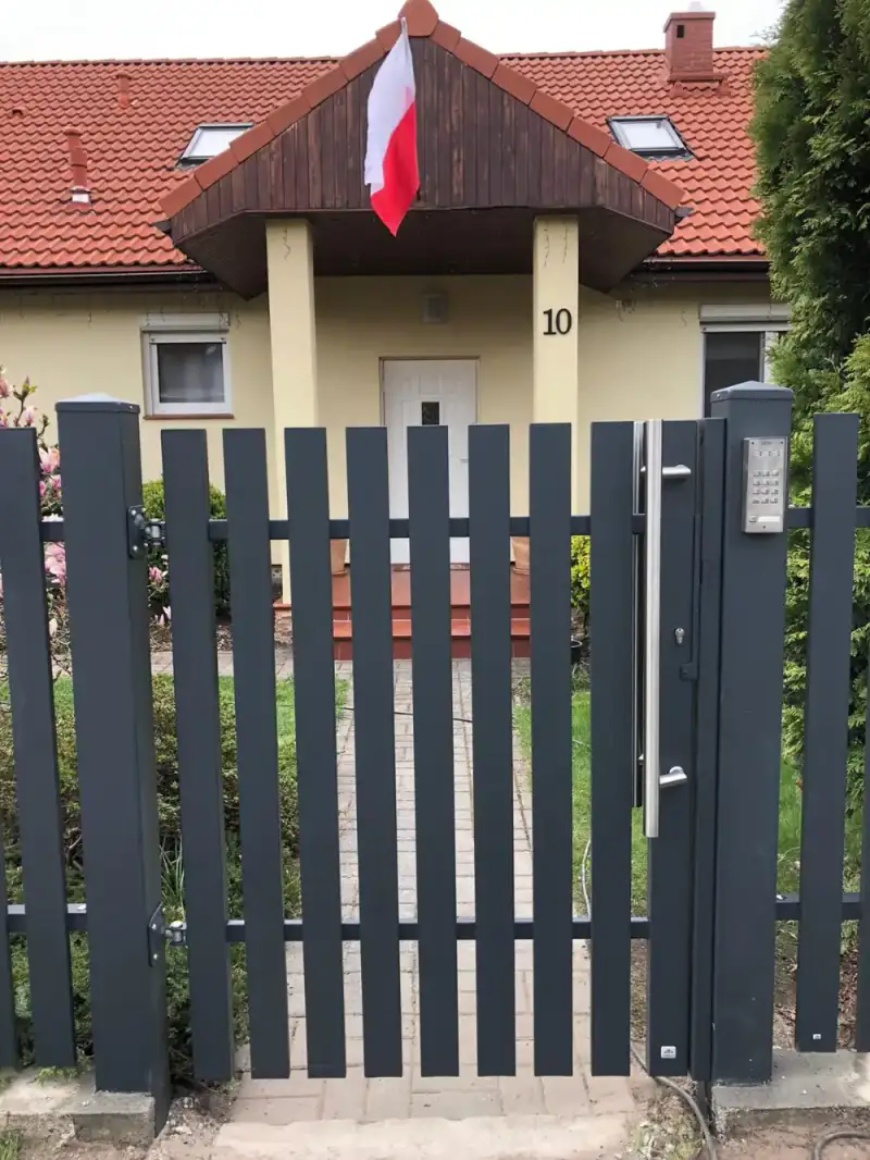 Furtka z pionowych profili palisadowych w kolorze antracytu