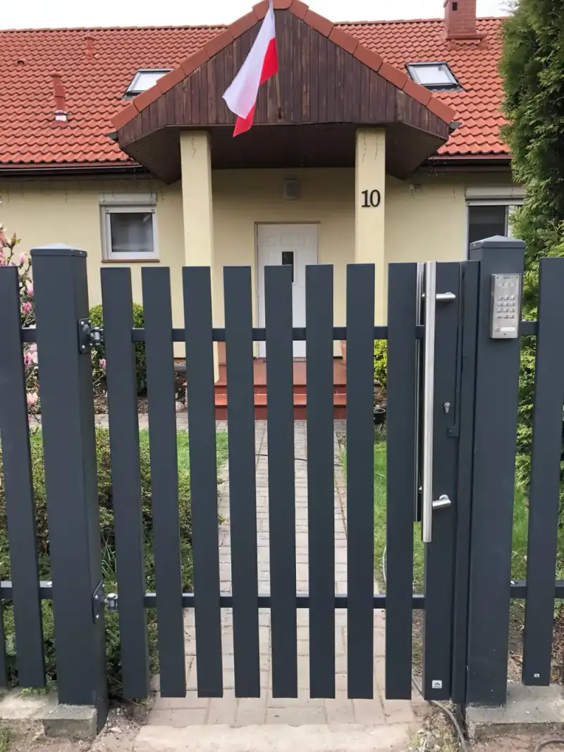 Furtka z pionowych profili w kolorze antracytu