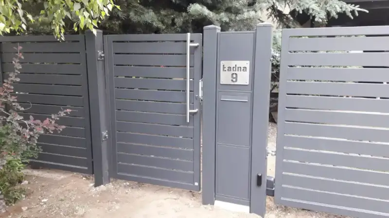 Furtka wkomponowana w ogrodzenie palisadowe z bloczków