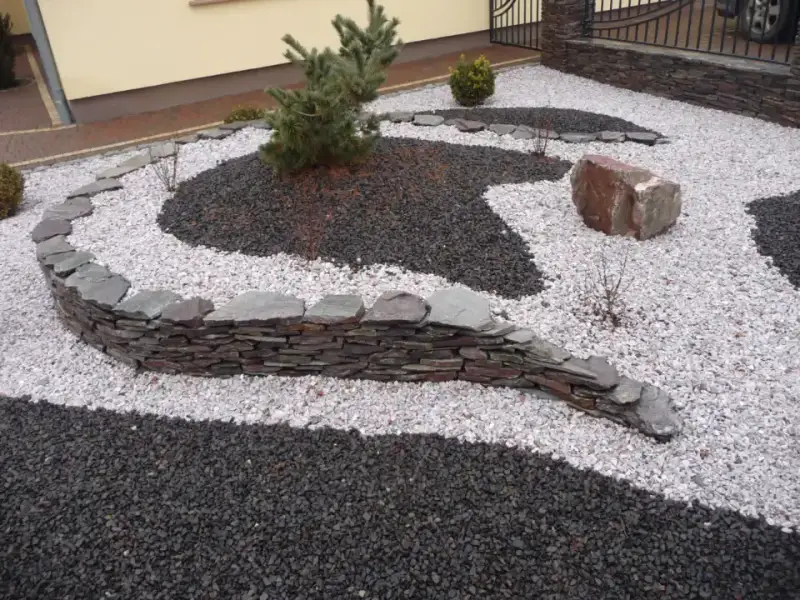 Aranżacja z białego grysu i ciemnego kamienia