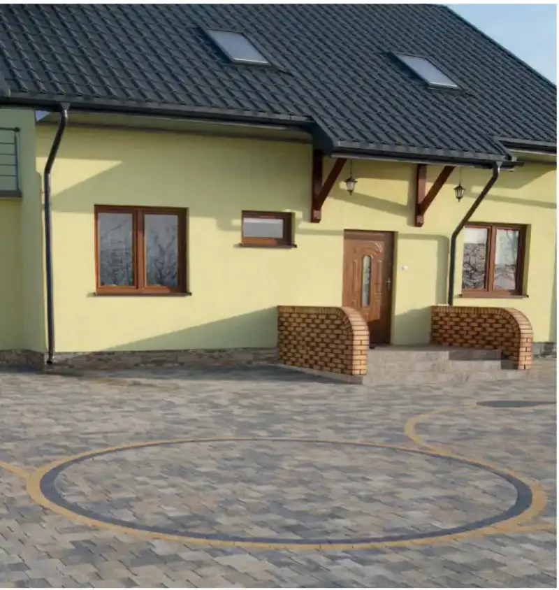 Nawierzchnia z kostki ułożonej w koło przy domu