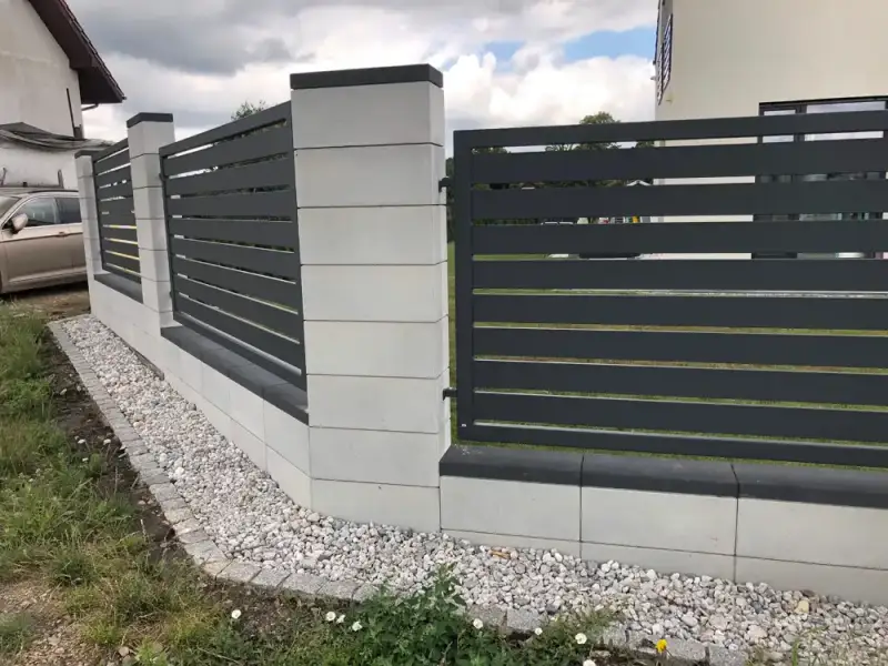 Palisada pozioma i białe bloczki ogrodzeniowe przy domu