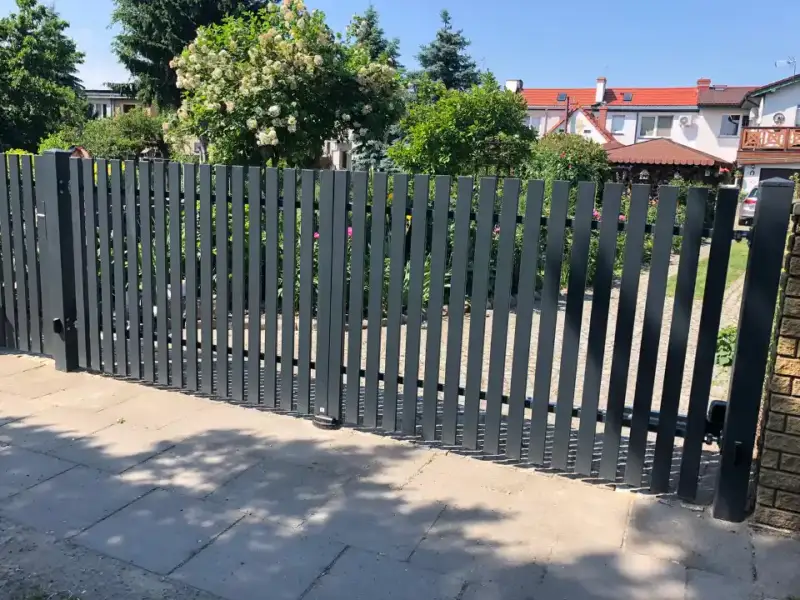 Ogrodzenie z pionowej palisady z bramą wjazdową