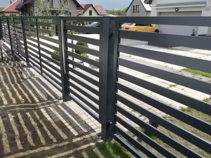 Ogrodzenie z poziomych profili stalowych – widok wzdłuż linii ogrodzenia
