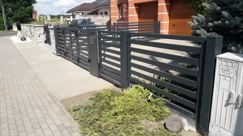 Ogrodzenie palisadowe z bramą – widok z ulicy