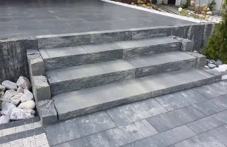 Szare stopnie betonowe przy wejściu