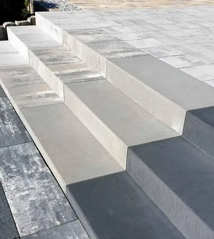 Jasne stopnie betonowe przy tarasie