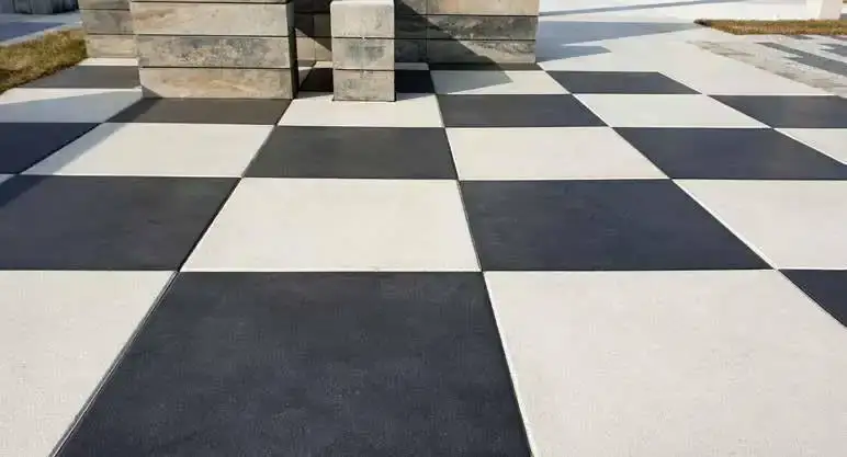 Taras z płyt ułożonych w szachownicę